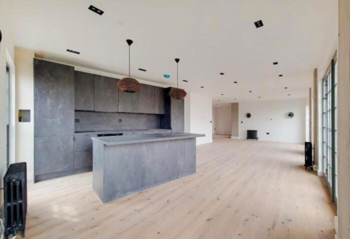 2 Bedroom Flat To Rent In Heaton Road London, SE15