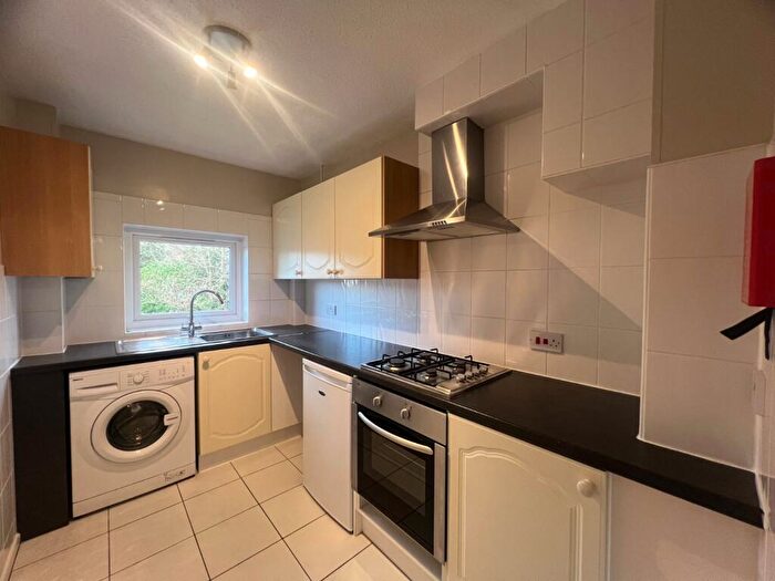 2 Bedroom Flat To Rent In Cobden Avenue, Bitterne Park, Southampton, Hampshire, SO18