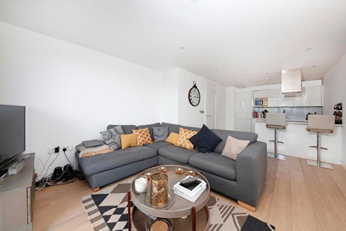 1 Bedroom Apartment To Rent In Kensington Apartments, Commercial Street, London, E1