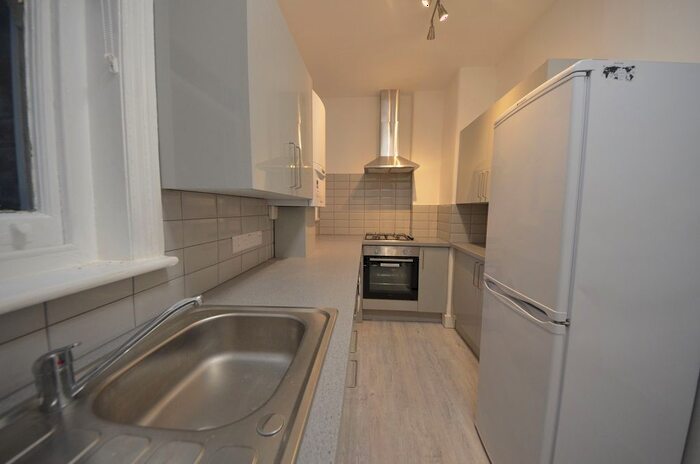 3 Bedroom Flat To Rent In Crownstone Road, Brixton, SW2