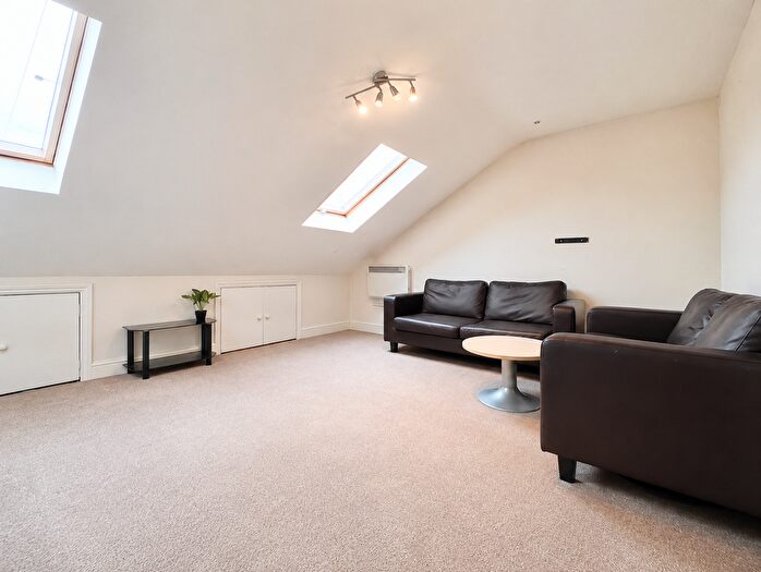 1 Bedroom Flat To Rent In Highcliffe Gardens, Ilford, IG4