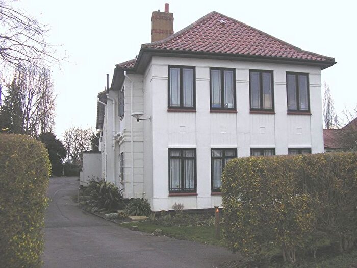 4 Bedroom Flat To Rent In Christchurch Gardens, Epsom, KT19