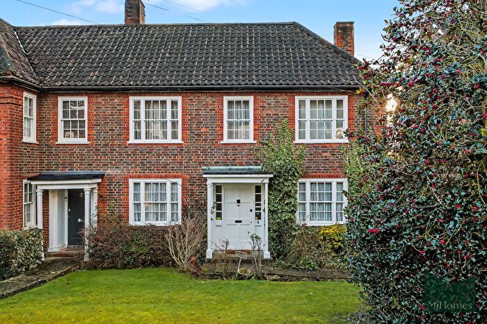 3 Bedroom Semi Detached House For Sale In Southway, N20