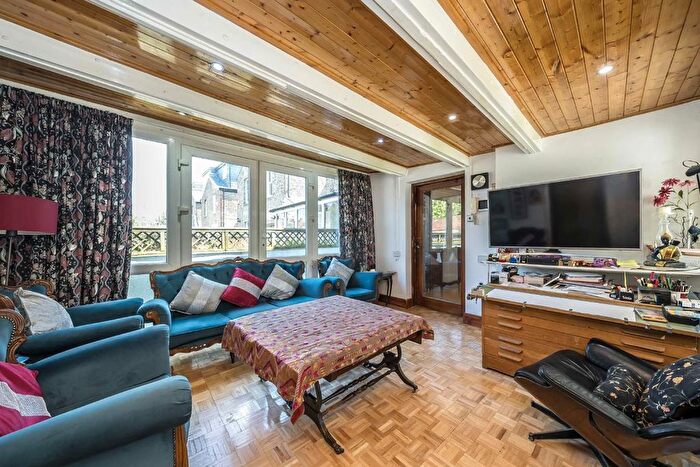 2 Bedroom Flat For Sale In Gordon Avenue, St Margarets, Twickenham, TW1