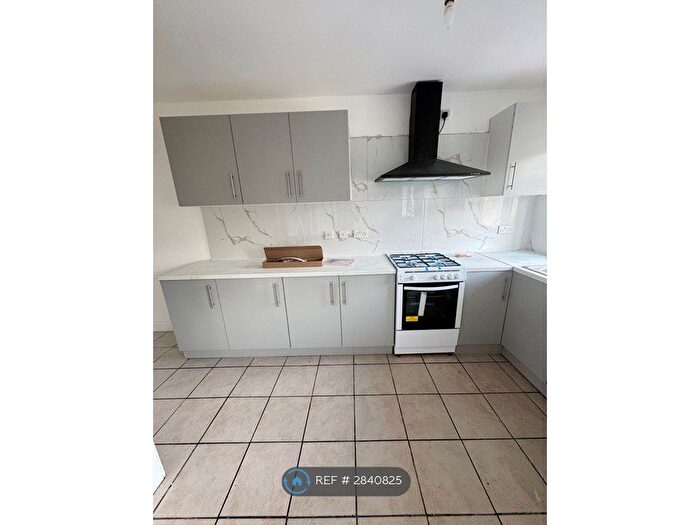 4 Bedroom End Of Terrace House To Rent In Uxbridge Road, Slough, SL2