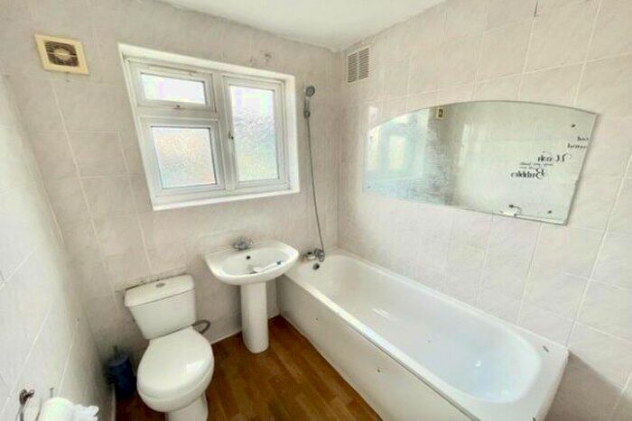 1 Bedroom Flat To Rent In Victoria Avenue, Romford, RM5