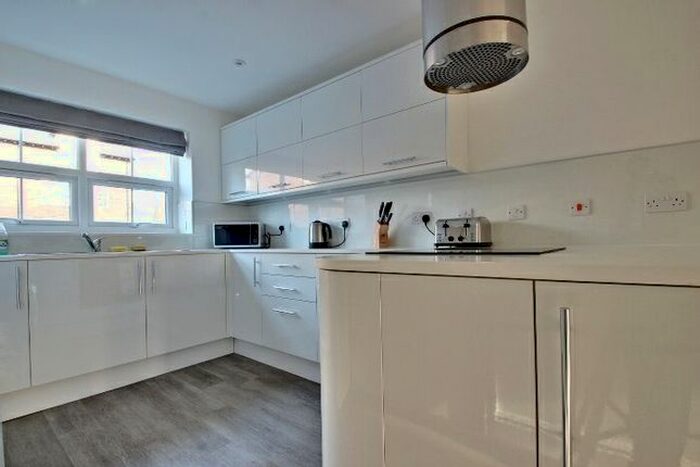 4 Bedroom Town House To Rent In Queens Court Road, Stoke-On-Trent, ST4