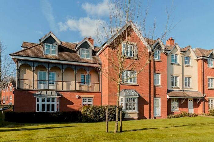 3 Bedroom Flat To Rent In Chancel Court, Solihull, B91