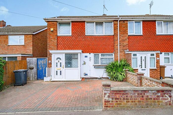 3 Bedroom Semi Detached House For Sale In Gooseberry Hill, Luton, LU3
