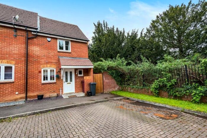 End Of Terrace House To Rent In Swallows Croft, Reading, Berkshire, RG1