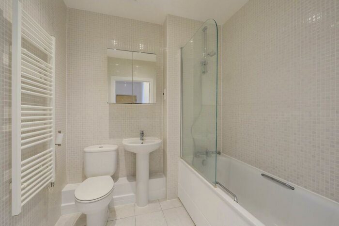 2 Bedroom Flat To Rent In Desvignes Drive, Hither Green, London, SE13