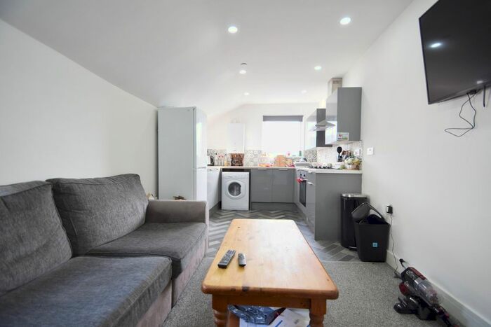 4 Bedroom Flat To Rent In Malefatn Street, Cathays CF24