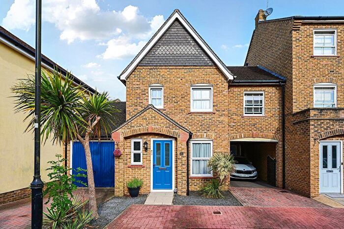 2 Bedroom Detached House For Sale In Crofton Square, Sherfield Park, RG27