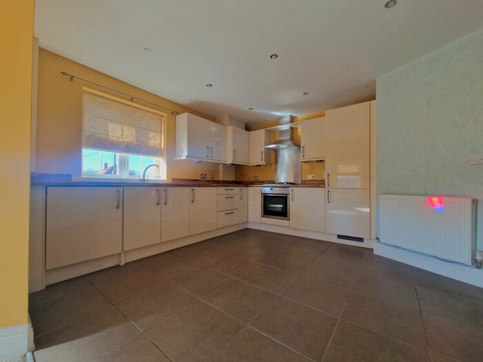 2 Bedroom Flat To Rent In Chapel Drove, Hedge End, SO30