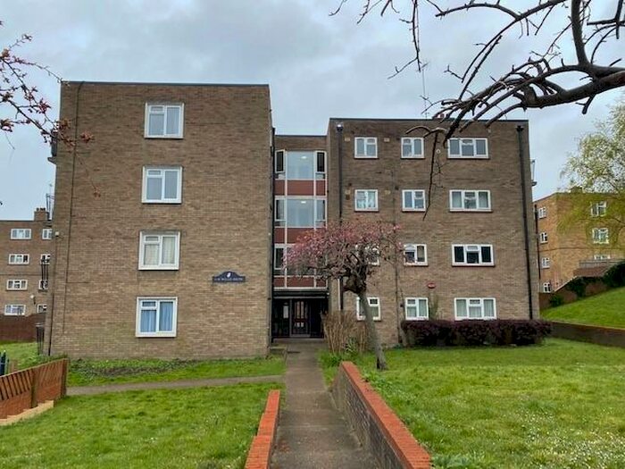 1 Bedroom Flat To Rent In Willis House, Hoopers Road, Rochester, Kent, ME1