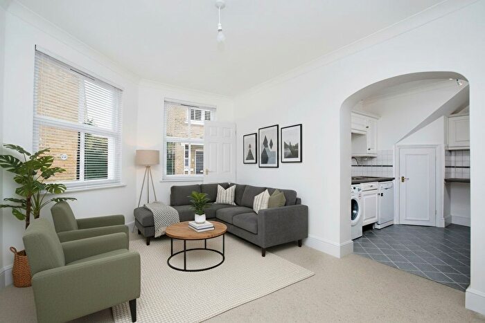 2 Bedroom Property To Rent In Vineyard Mews, Preston Place, TW10