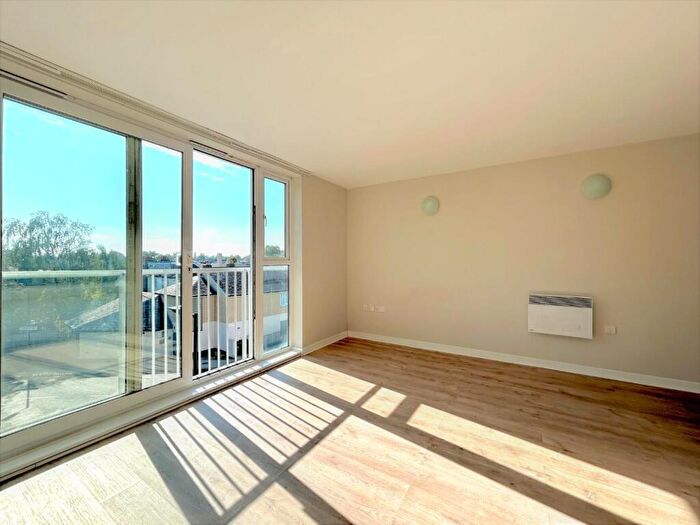 3 Bedroom Apartment To Rent In Borland Road, Peckham, London, SE15