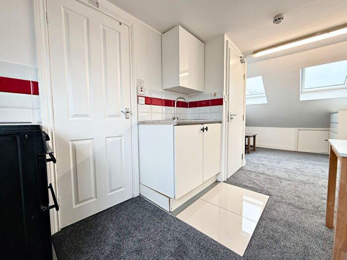 Studio To Rent In Kings Avenue, Hounslow, TW3