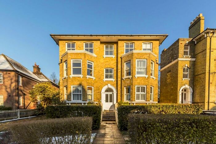 2 Bedroom Flat To Rent In Surbiton Hill Park, Surbiton, KT5