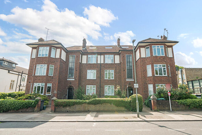2 Bedroom Flat For Sale In Warwick Road, London, N11