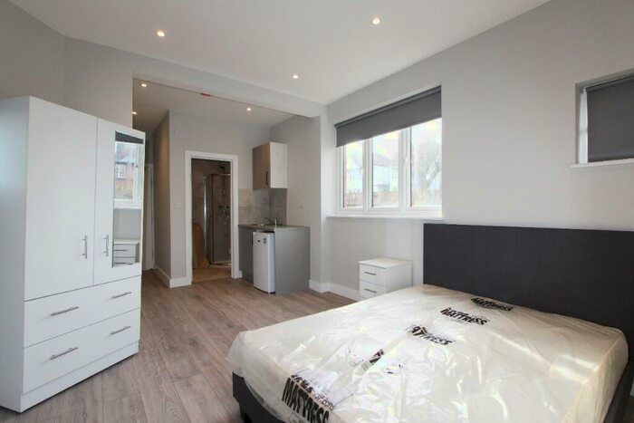 Studio To Rent In Dingwall Gardens, London, NW11