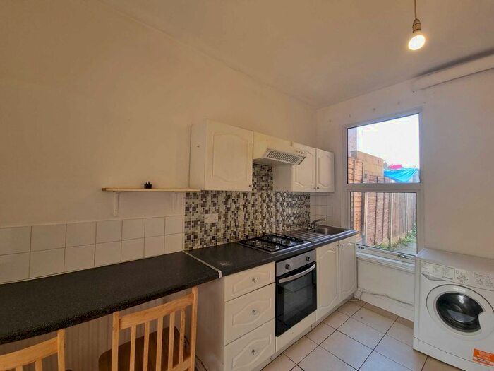 Studio To Rent In Warwick Gardens, Harringey, N4