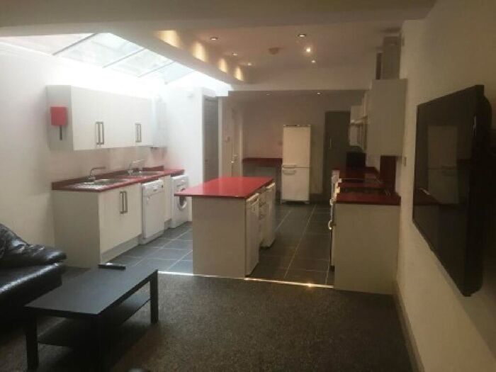 8 Bedroom House To Rent In Dawlish Road, Selly Oak, Birmingham, West Midlands, B29