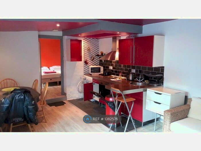 Studio To Rent In Burroughs Parade, London, NW4