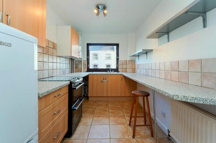 2 Bedroom Flat To Rent In Avenue Elmers, Surbiton, KT6