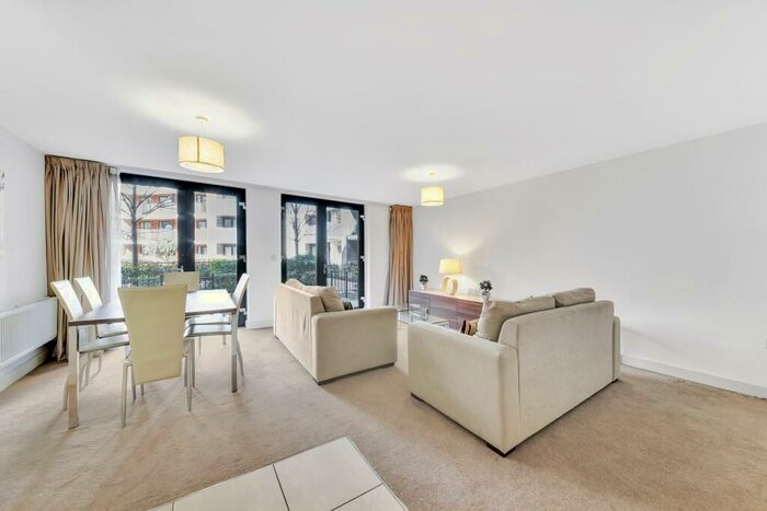 3 Bedroom Flat To Rent In Fairmont House, Maple Quays, Needleman Street, Canada Water, London, SE16