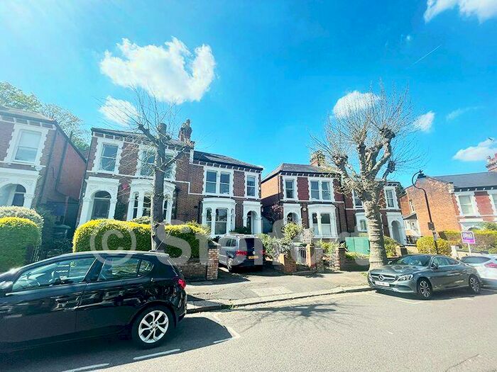 2 Bedroom Flat To Rent In Cromwell Avenue, London, N6