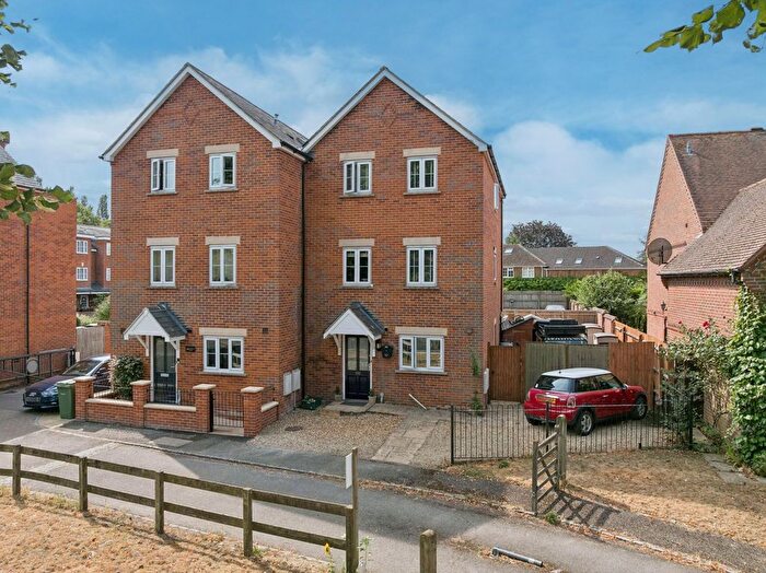 4 Bedroom Town House For Sale In Caldecott Road, Abingdon, OX14