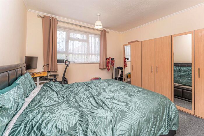 3 Bedroom Flat For Sale In Bouvier Road, Enfield, EN3