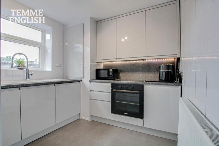 2 Bedroom Flat For Sale In Honeypot Lane, Basildon, SS14