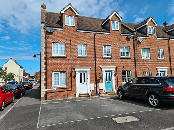 3 Bedroom End Of Terrace House For Sale In Cerne Avenue, Gillingham, SP8