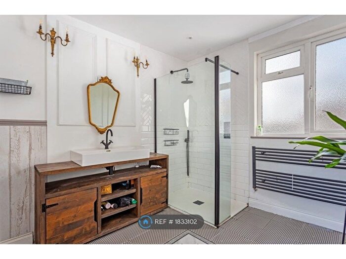 2 Bedroom End Of Terrace House To Rent In Rushdene, London, SE2