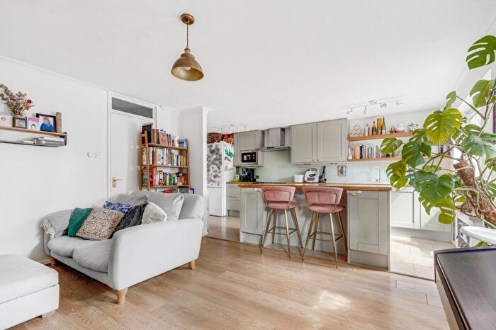 2 Bedroom Flat For Sale In Cowdenbeath Path, Islington, London, N1 - Photo 11