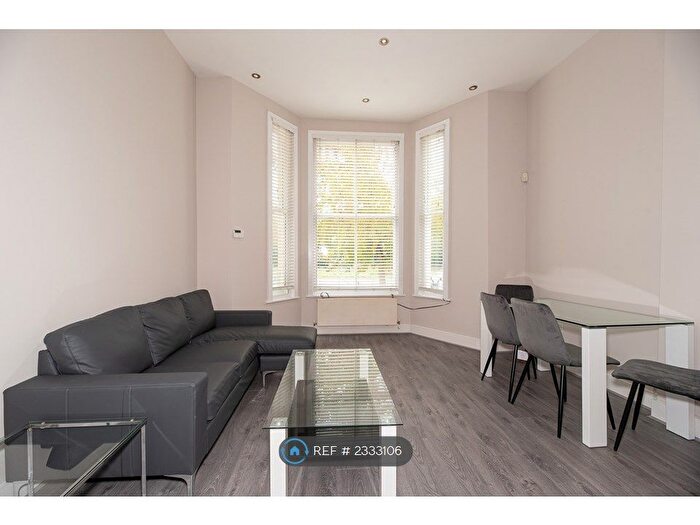 2 Bedroom Flat To Rent In West Cromwell Road, London, SW5