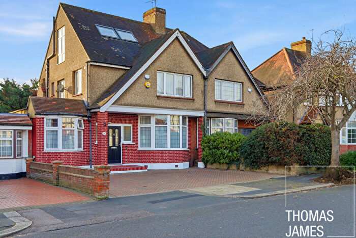 4 Bedroom Semi-Detached House For Sale In Colne Road, London, N21