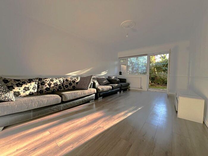 3 Bedroom Flat To Rent In Culloden Road, EN2