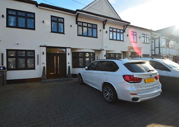 7 Bedroom House For Sale In Stradbroke Grove, Clayhall, IG5