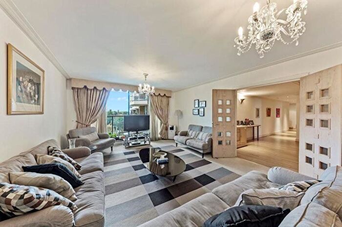 3 Bedroom Flat For Sale In Blythe Rd, London, W14