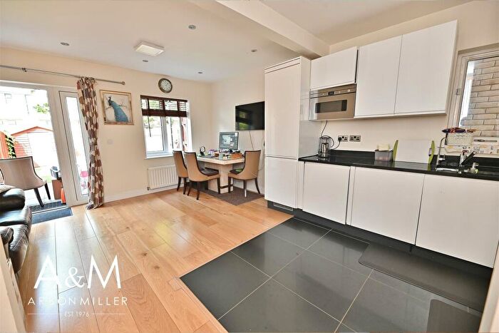 4 Bedroom Town House To Rent In Reservoir Way, Haianult, IG6