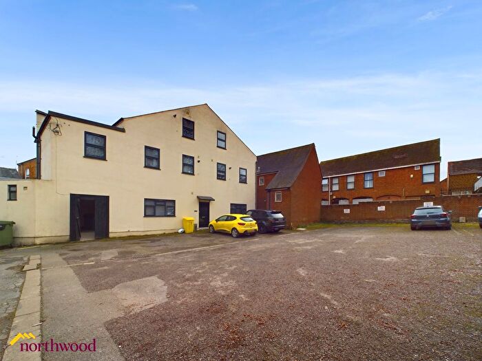 2 Bedroom Flat To Rent In Parsons Street, Banbury, OX16