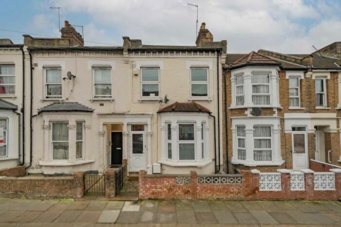 4 Bedroom House To Rent In Beaconsfield Road, Willesden, NW10