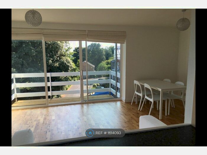 2 Bedroom Flat To Rent In Thornton Hill, London, SW19