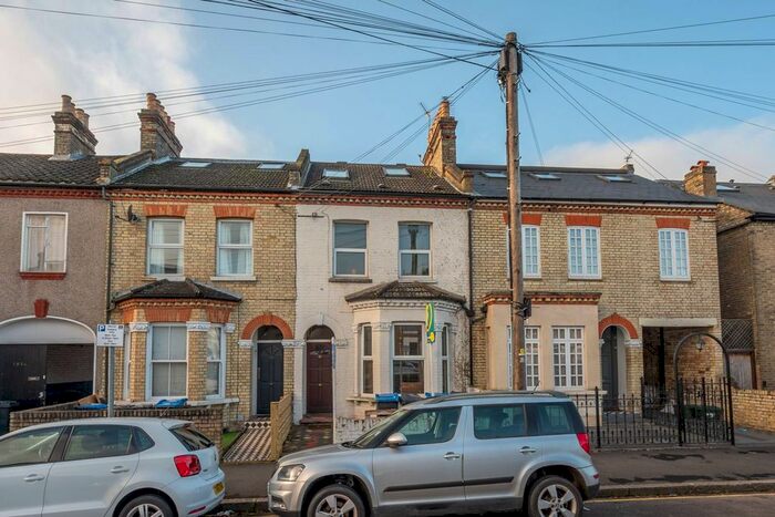 2 Bedroom Flat To Rent In Gladstone Road, Wimbledon, London, SW19