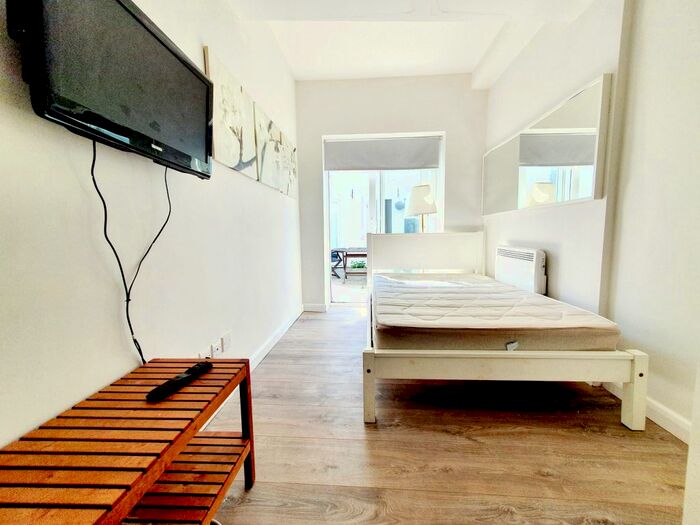 Studio To Rent In Kilburn Lane, London, W10