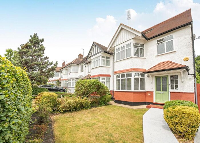 4 Bedroom End Of Terrace House For Sale In Mayfield Avenue, London, N12