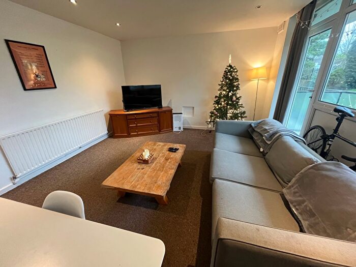 3 Bedroom Flat To Rent In Crescent Court, London, SW4